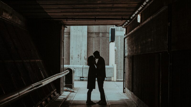 pocałunek w tunelu