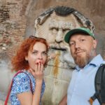 kobieta prowadząca w głowie wewnętrzny dialog