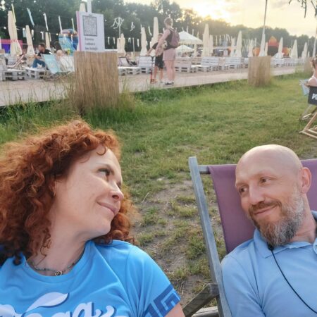 małżęństwo patrzące na siebie