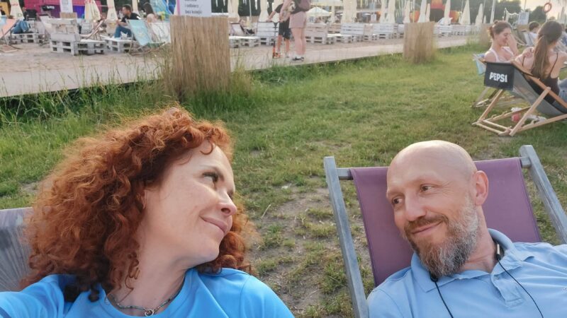 małżęństwo patrzące na siebie