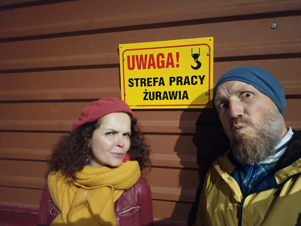 "para trzymająca się za ręce"