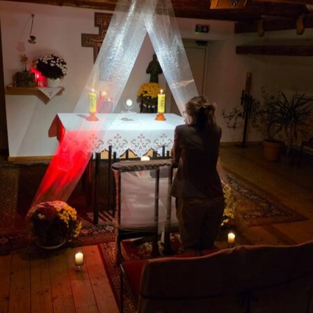 żona modląca się za męża