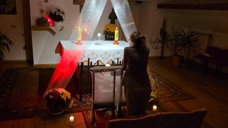 żona modląca się za męża